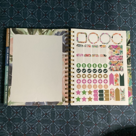 Floral Agenda Planner 2024 New 17 months August 2023-December 2024 - Picture 9 of 11